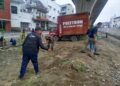Wujudkan Lingkungan Bersih, Babinsa Kelurahan Seirengas I Gotong Royong Bersama Perangkat Kelurahan dan Warga