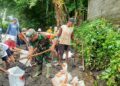 Wujud Nyata Ketahanan Pangan, Babinsa Kelurahan Tanggung Bersama Petani Gotong Royong Perbaiki Saluran Irigasi