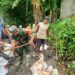 Wujud Nyata Ketahanan Pangan, Babinsa Kelurahan Tanggung Bersama Petani Gotong Royong Perbaiki Saluran Irigasi
