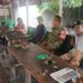 Tingkatkan Kedekatan dengan Masyarakat, Babinsa Koramil 13/PST Sambangi Warga di Warung Kopi