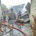 Kebakaran Hanguskan Rumah di wilayah Binaan,Babinsa lakukan Lokalisir Areal Kebakaran