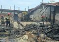 Kebakaran Hanguskan Rumah di wilayah Binaan,Babinsa lakukan Lokalisir Areal Kebakaran