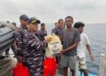 Di Tengah Operasi Perisai Sura-26, KRI Posepa-870 Bagikan Sembako kepada Nelayan di Perairan Fakfak