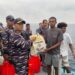Di Tengah Operasi Perisai Sura-26, KRI Posepa-870 Bagikan Sembako kepada Nelayan di Perairan Fakfak