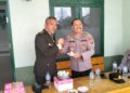 Tak Datang dengan Tangan Kosong, Kapolsek Salak Bawa Kejutan Manis untuk TNI
