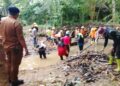 Bersama Warga dan Unsur Desa ,Babinsa Koramil 0201-14/PB Gotong Royong Bersihkan Sungai