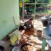 Tak Ada Jarak dengan Warga, Babinsa Koramil 07/Salak Ikut Kupas Pinang di Teras Rumah