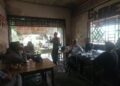 Manfaatkan Warung Kopi, Babinsa Serda Darmono Aruan Komsos Dengan Warga Binaan