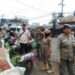 Babinsa Dampingi Penertiban Pedagang Kaki Lima di Rengas Pulau