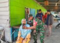 Peduli Lansia, Babinsa Sidikalang Dampingi Siti Dahlia Piliang Daftar Bantuan Sosial Lewat Portal Perlinsos