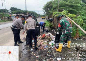 Sinergi TNI-POLRI, Koramil 05/Balaraja Dan  Polsek Bersama  Masyarakat Bersihkan Tumpukan Sampah di Desa Tobat