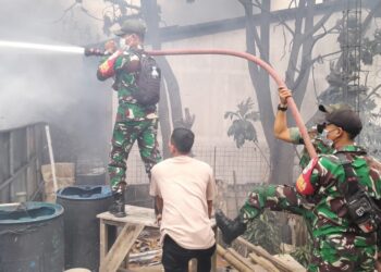 Danramil Turun Bantu BPBD Padamkan Kebakaran Pabrik Plastik di Cikupa