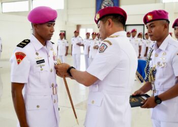 Cetak Perwira Tangguh, 221 Siswa Diktukpa Angkatan ke-55 Kejuruan Marinir Resmi Ditutup Komandan Kodikmar