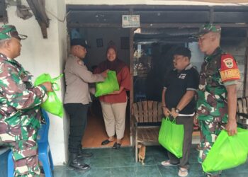 Jaga Jakarta On The Spot, Babinsa-Bhabinkamtibmas Bagikan Sembako kepada Warga