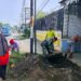Bersama Warga Desa Durin Simbelang,Babinsa Gotong Royong Bersihkan Bahu Jalan