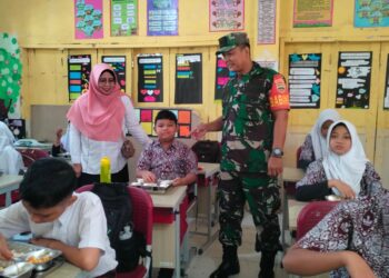 Babinsa Koramil 0201-06/MS Sertu Batara Dampingi Pendistribusian MBG