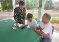 Babinsa Koramil 0201-16/TM Bantu Warga Pahami Proses Rekrutmen TNI AD