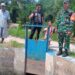 BABINSA BERSAMA KELOMPOK TANI MEKAR JAYA MENGECEK PINTU AIR GUNA KELANCARAN IRIGASI