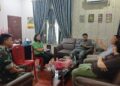Babinsa Bersama Tiga Pilar Laksanakan Komsos di Kantor Kelurahan Pandau Hulu I
