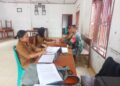 Sambangi Kantor Desa Pardomuan, Babinsa 03/Parongil Sosialisasikan Penerimaan TNI AD Gratis kepada Warga