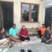 Babinsa Koramil 04/MK Serka R.Pakpahan Ciptakan Keakraban dengan Warga Binaan Melalui Komsos