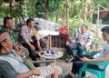 Sinergitas TNI-Polri, Sertu Warno Bersama Bhabinkamtibmas Komsos dengan Tokoh Masyarakat