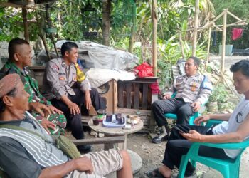Sinergitas TNI-Polri, Sertu Warno Bersama Bhabinkamtibmas Komsos dengan Tokoh Masyarakat