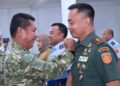 Pangdivif 3 Kostrad Terima Brevet Kehormatan Kesehatan Penyelaman dan Hiperbarik