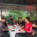 Hujan Deras Tak Halangi Pengabdian, Babinsa Dairi Sosialisasikan Rekrutmen TNI AD Sambil Ngopi Bersama Warga