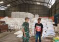 PASTIKAN STOK AMAN, BABINSA PEKAN LABUHAN KOMSOS BERSAMA KEPALA GUDANG BULOG MEDAN LABUHAN