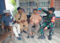 Serda Ade Agustian Babinsa Koramil 13/PST Ngobrol Santai Dengan Perangkat Desa Pematang Johar ,Eratkan Kerjasama