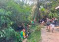 Resimen Armed 1 Kostrad dan Warga Bersinergi Bersihkan Saluran Air Cegah Banjir