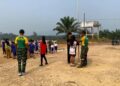 Tanamkan Disiplin dan Nasionalisme Sejak Dini, Satgas Yonarmed 13 Kostrad Latih Tata Upacara Siswa SD Tunas Sejahtera