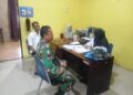 BABINSA NELAYAN INDAH BERSAMA STAF KELURAHAN BAHAS DATA PENERIMA BANSOS MELALUI APLIKASI PERLINSOS