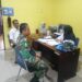 BABINSA NELAYAN INDAH BERSAMA STAF KELURAHAN BAHAS DATA PENERIMA BANSOS MELALUI APLIKASI PERLINSOS