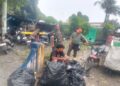 Komsos dengan Petugas Kebersihan, Babinsa Sitirejo 1 Ingatkan Kesehatan dan Keselamatan