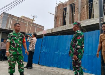 Babinsa Ikut Penertiban Bangunan Liar Bersama Satpol PP di Medan Deli
