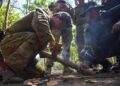 Prajurit Marinir Indonesia Kenalkan Cara Bertahan Hidup Di Hutan Kepada ADF