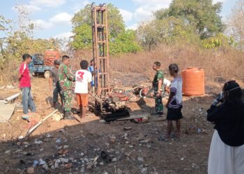 Atasi Krisis Air Bersih, Satgas TMMD 130 Kodim 1416/Muna Gotongroyong Bersama Warga Buat Sumur Bor