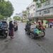 Babinsa Bersama Kelurahan Bagikan Masker Kepada Pengendara, Antisipasi Dampak Kabut Asap
