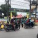Peduli Kesehatan Masyarakat, Babinsa Bersama Aparatur Kelurahan Mabar Bagikan Masker Cegah ISPA Akibat Kabut Asap Karhutla