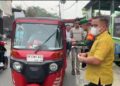 PEDULI KESEHATAN WARGA, BABINSA KORAMIL 0201-05/MB BERSAMA APARATUR KELURAHAN BAGIKAN MASKER KEPADA PENGENDARA