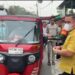 PEDULI KESEHATAN WARGA, BABINSA KORAMIL 0201-05/MB BERSAMA APARATUR KELURAHAN BAGIKAN MASKER KEPADA PENGENDARA