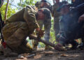 MARINIR INDONESIA KENALKAN PRAJURIT AUSTRALIA CARA BERTAHAN HIDUP DI HUTAN