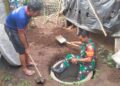 Tingkatkan Sanitasi Sehat, Babinsa Koramil 0808/11 Binangun Gotong Royong Buat Jamban Warga