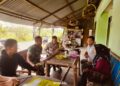 Pererat Silaturahmi, Anggota Koramil 0201-16/TM,Pelda Herry Latief Bersama Bhabinkamtibmas Komsos dengan Warga