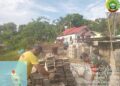Perkuat Persatuan dan Kebersamaan, Babinsa Koramil 06/Senayang Turun Langsung Bantu Warga
