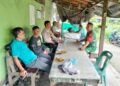 Dalam Mewujudkan Kebersamaan, Babinsa dan Babinkantibmas Komsos Dengan Masyarakat