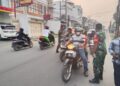 Cegah ISPA Akibat Kabut Asap Karhutla, Babinsa Koramil 0201-02/MT Dampingi Pembagian Masker kepada Warga