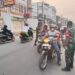 Cegah ISPA Akibat Kabut Asap Karhutla, Babinsa Koramil 0201-02/MT Dampingi Pembagian Masker kepada Warga